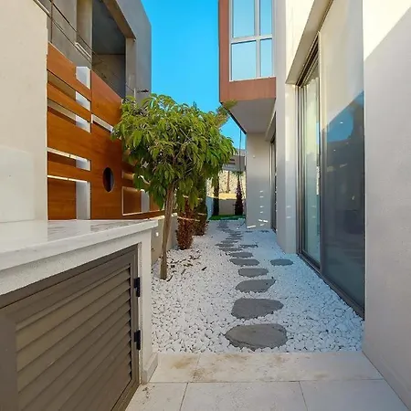 Adonis Beach Villas No.32 *